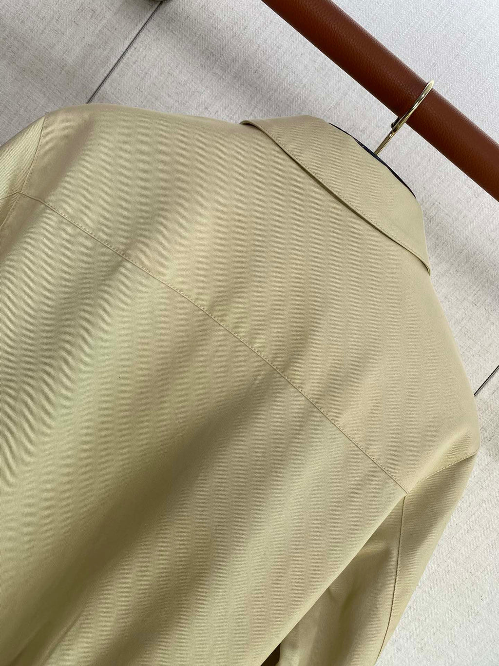 Berluti Hellbeige Bomberjacke Moderner Kontrast-Look & Zeitlose Leichtigkeit