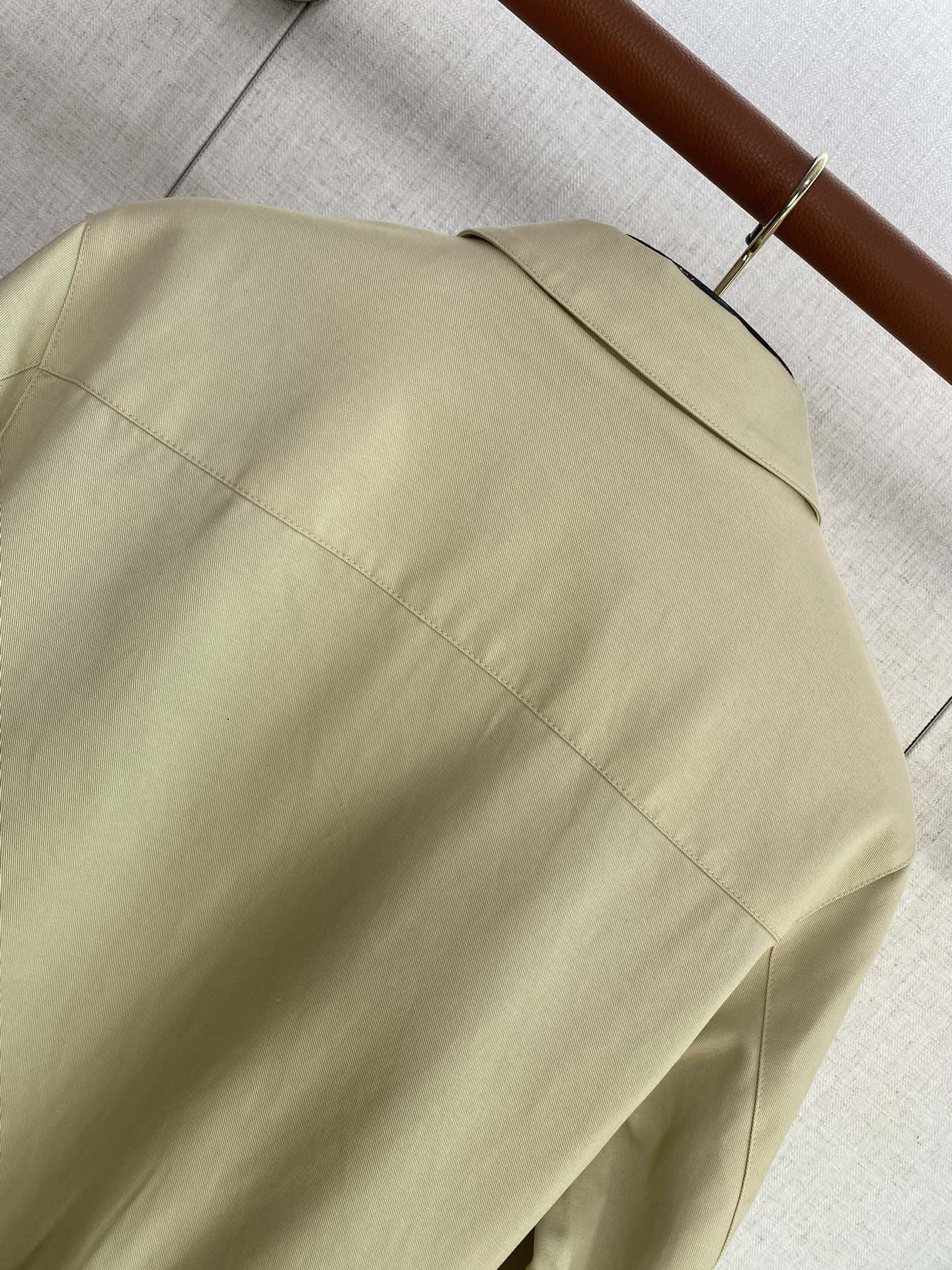 Berluti Hellbeige Bomberjacke Moderner Kontrast-Look & Zeitlose Leichtigkeit