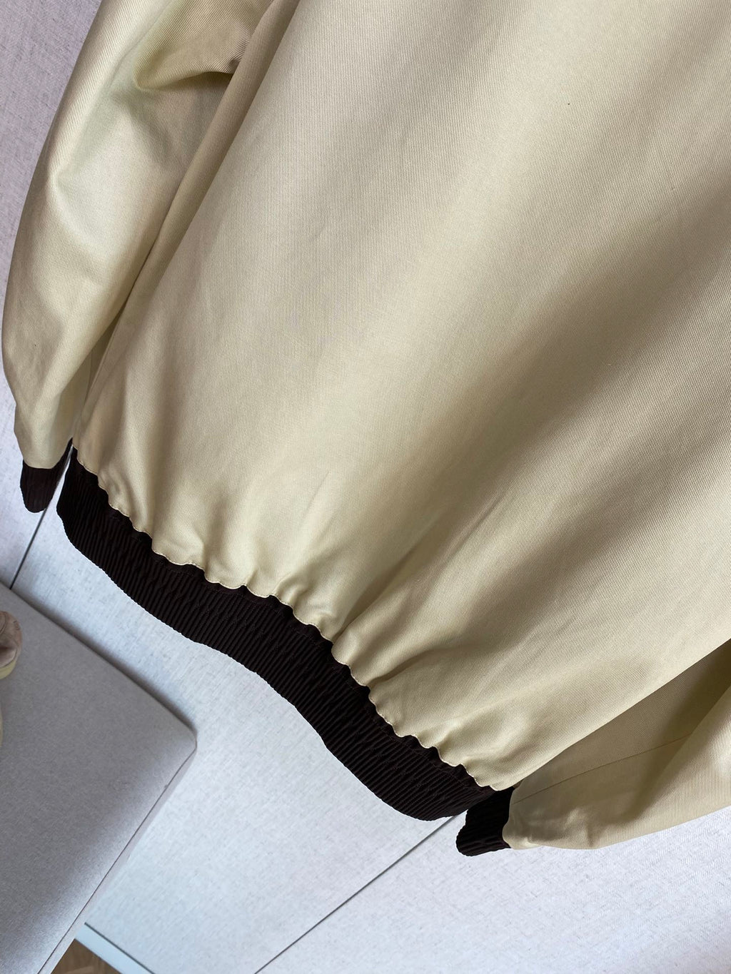 Berluti Hellbeige Bomberjacke Moderner Kontrast-Look & Zeitlose Leichtigkeit