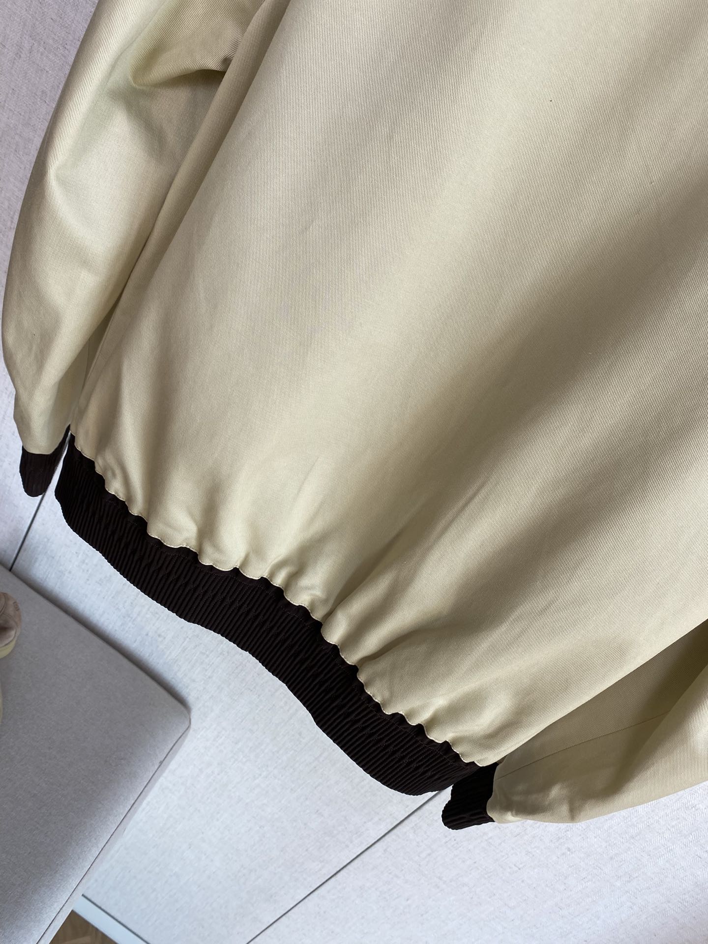 Berluti Hellbeige Bomberjacke Moderner Kontrast-Look & Zeitlose Leichtigkeit