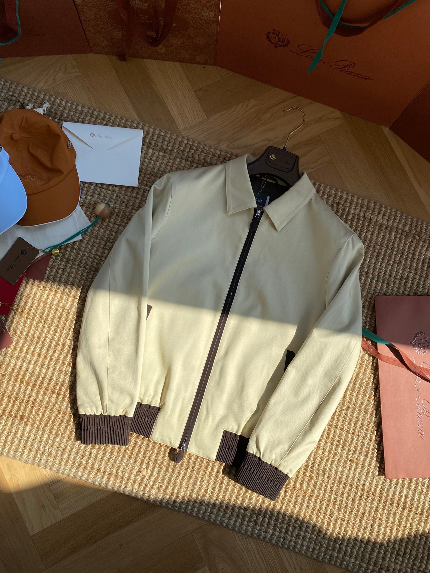 Berluti Hellbeige Bomberjacke Moderner Kontrast-Look & Zeitlose Leichtigkeit