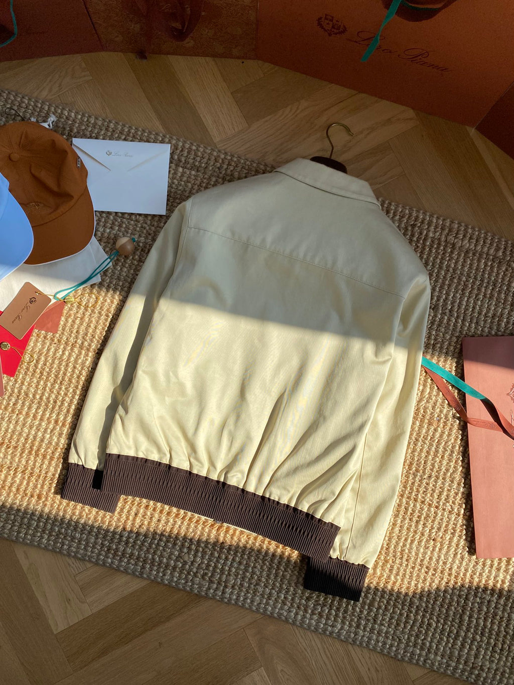 Berluti Hellbeige Bomberjacke Moderner Kontrast-Look & Zeitlose Leichtigkeit