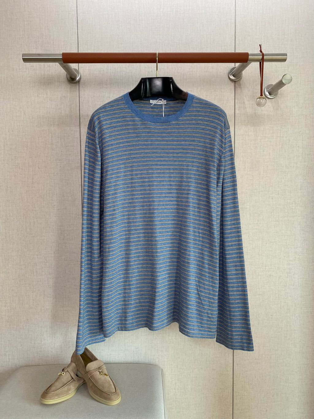 THE ROW Blaues Langarmshirt mit feinem Streifenmuster