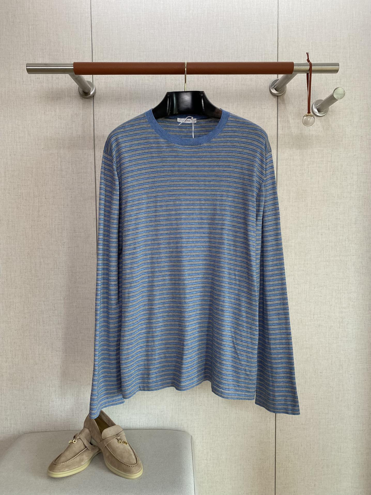 THE ROW Blaues Langarmshirt mit feinem Streifenmuster