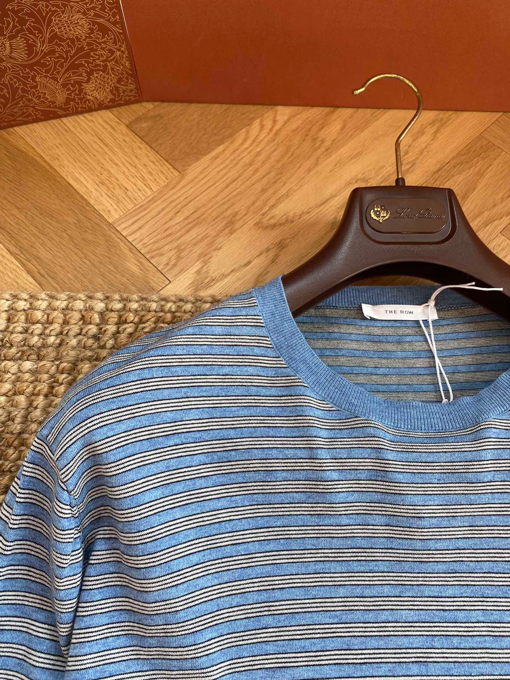 THE ROW Blaues Langarmshirt mit feinem Streifenmuster