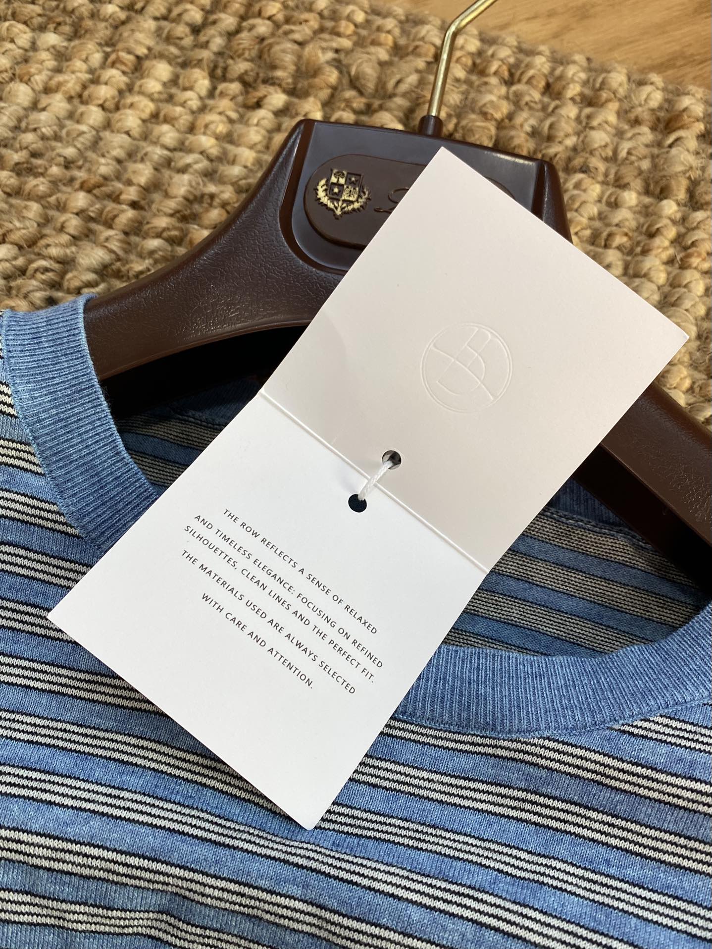 THE ROW Blaues Langarmshirt mit feinem Streifenmuster