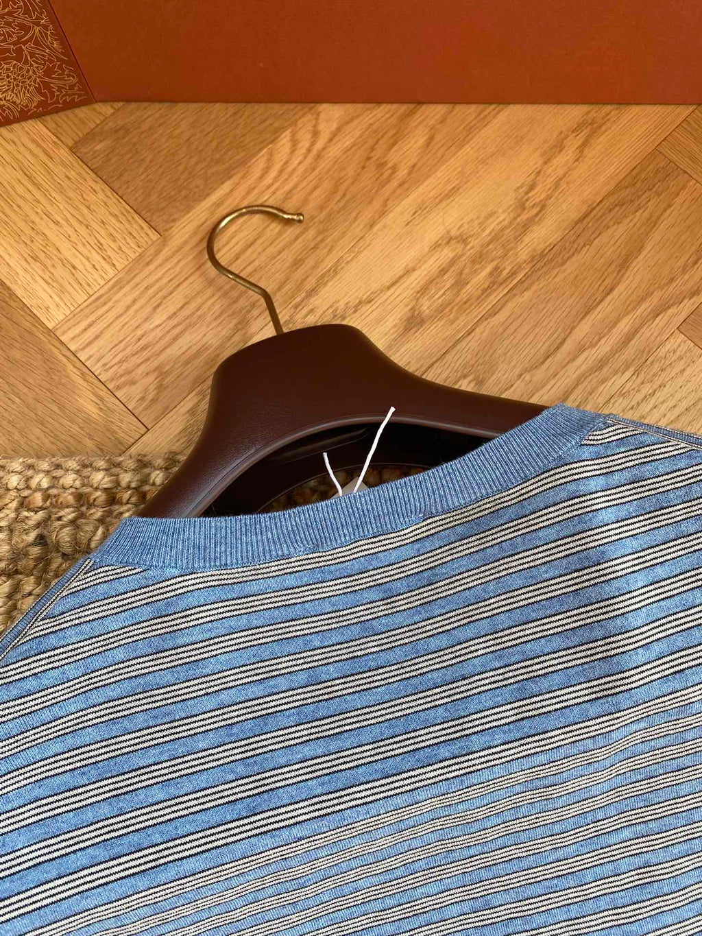 THE ROW Blaues Langarmshirt mit feinem Streifenmuster