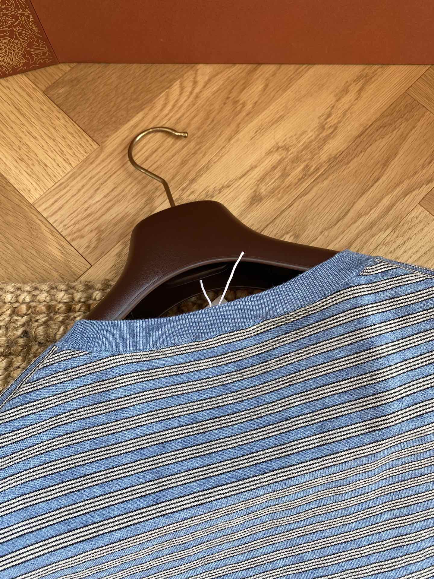 THE ROW Blaues Langarmshirt mit feinem Streifenmuster