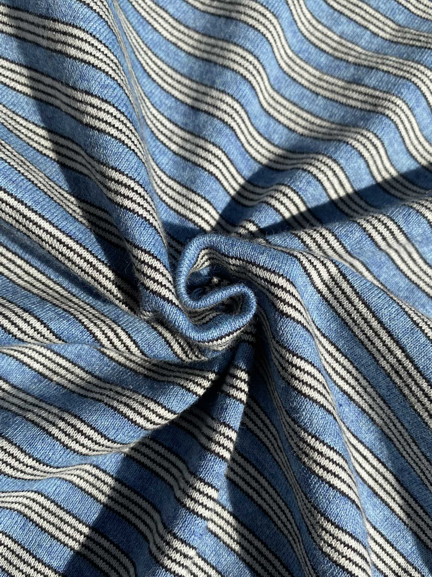 THE ROW Blaues Langarmshirt mit feinem Streifenmuster