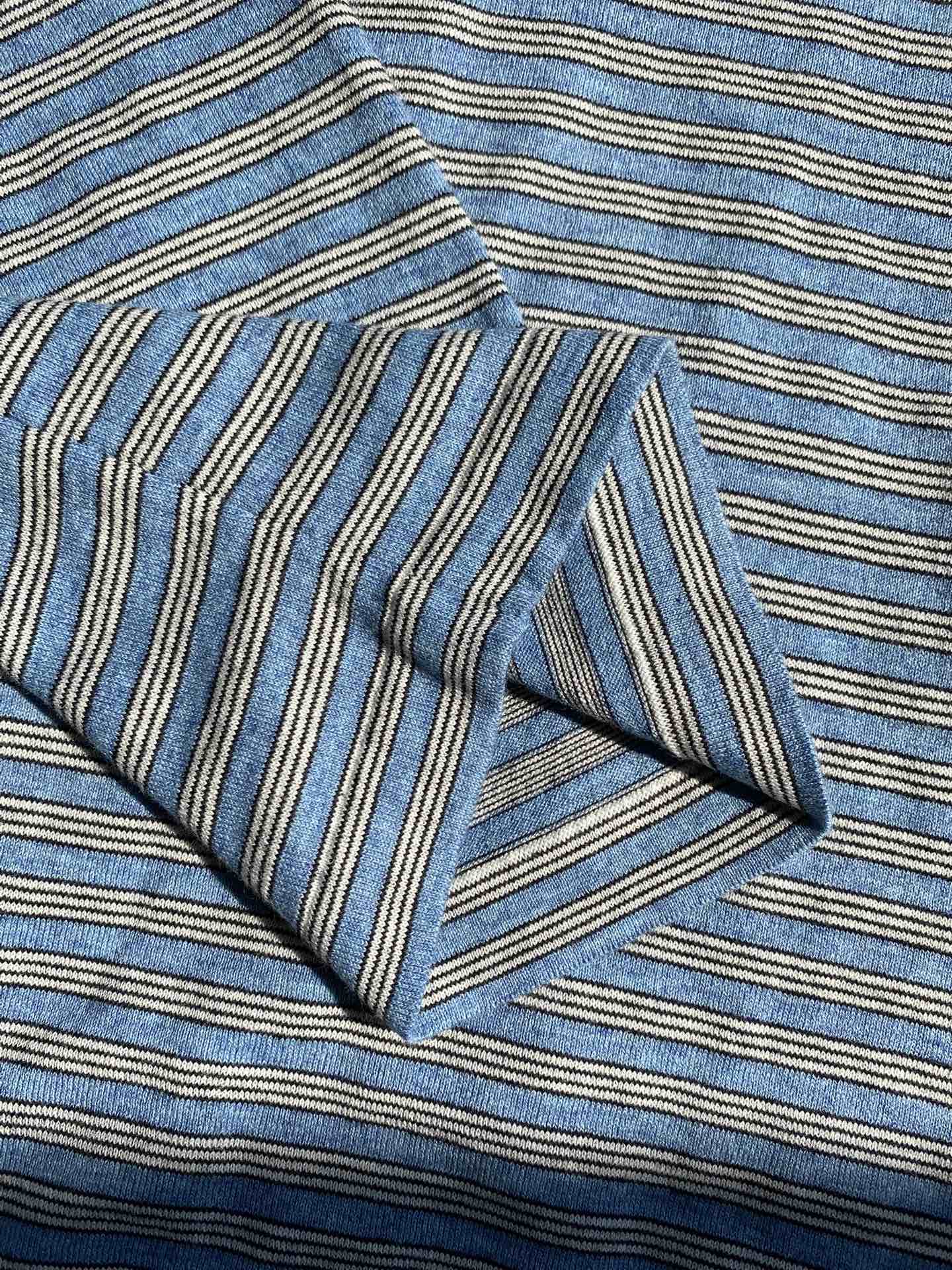 THE ROW Blaues Langarmshirt mit feinem Streifenmuster