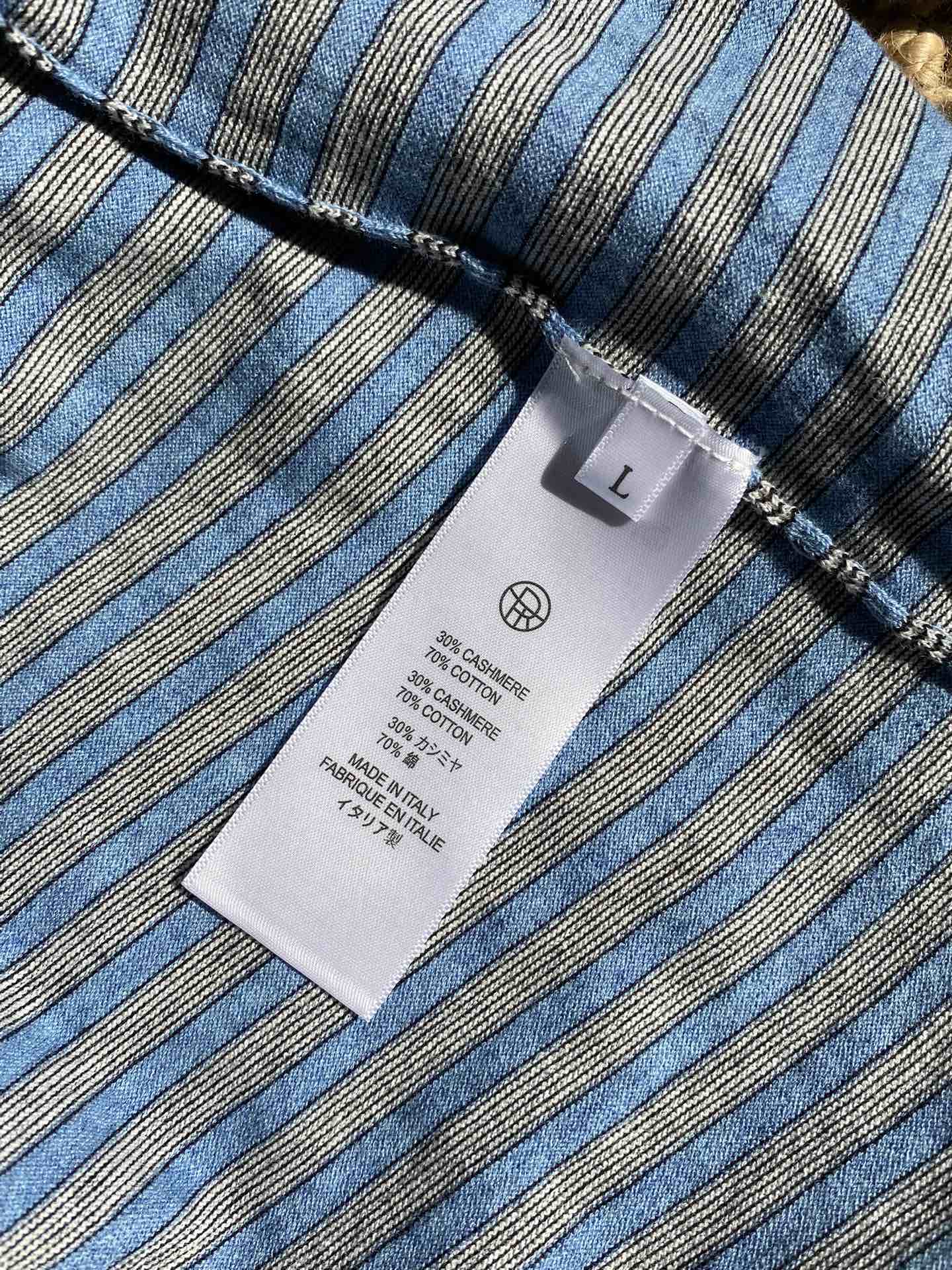 THE ROW Blaues Langarmshirt mit feinem Streifenmuster