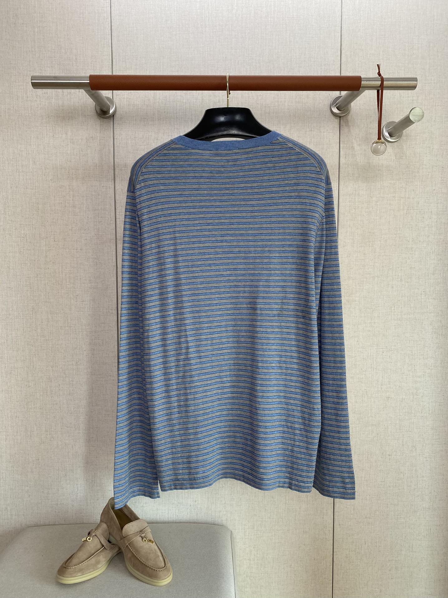 THE ROW Blaues Langarmshirt mit feinem Streifenmuster