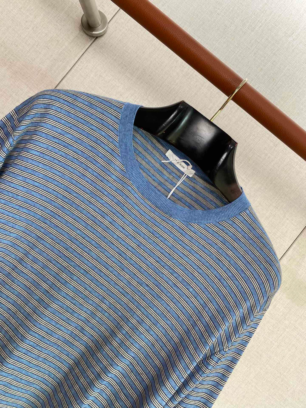 THE ROW Blaues Langarmshirt mit feinem Streifenmuster