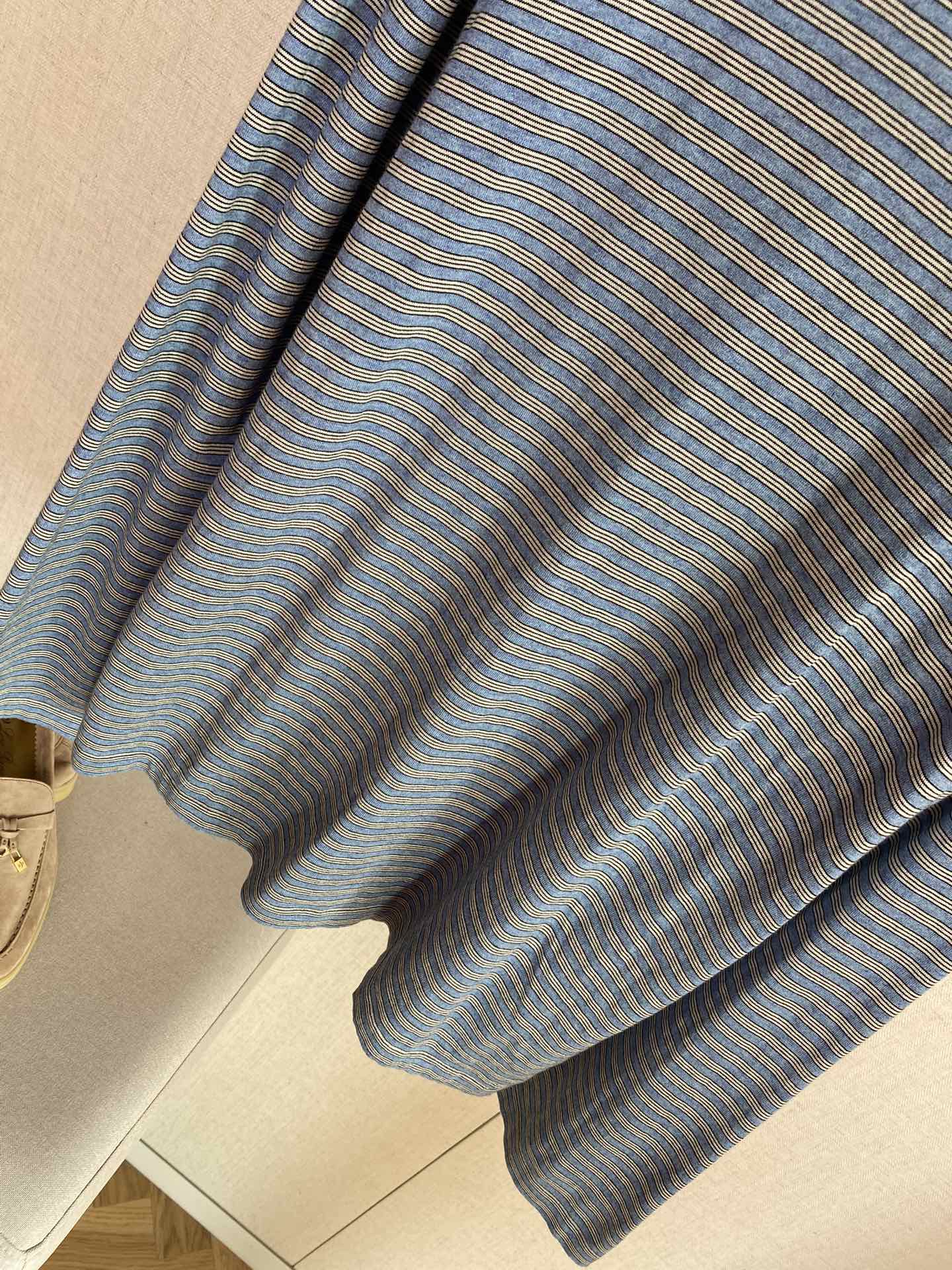 THE ROW Blaues Langarmshirt mit feinem Streifenmuster