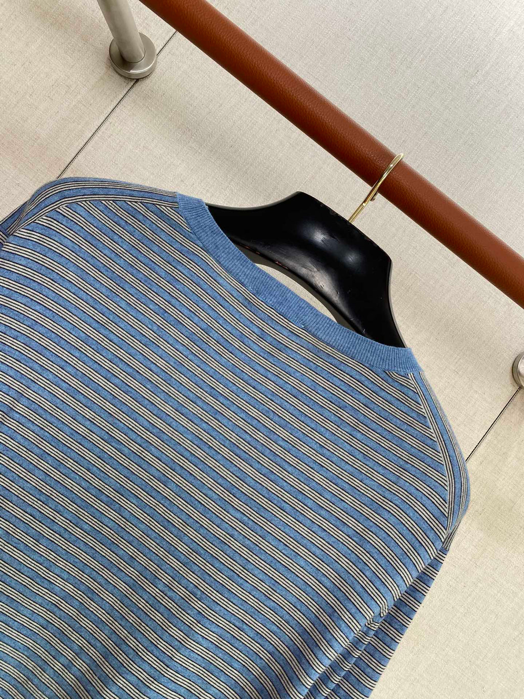 THE ROW Blaues Langarmshirt mit feinem Streifenmuster