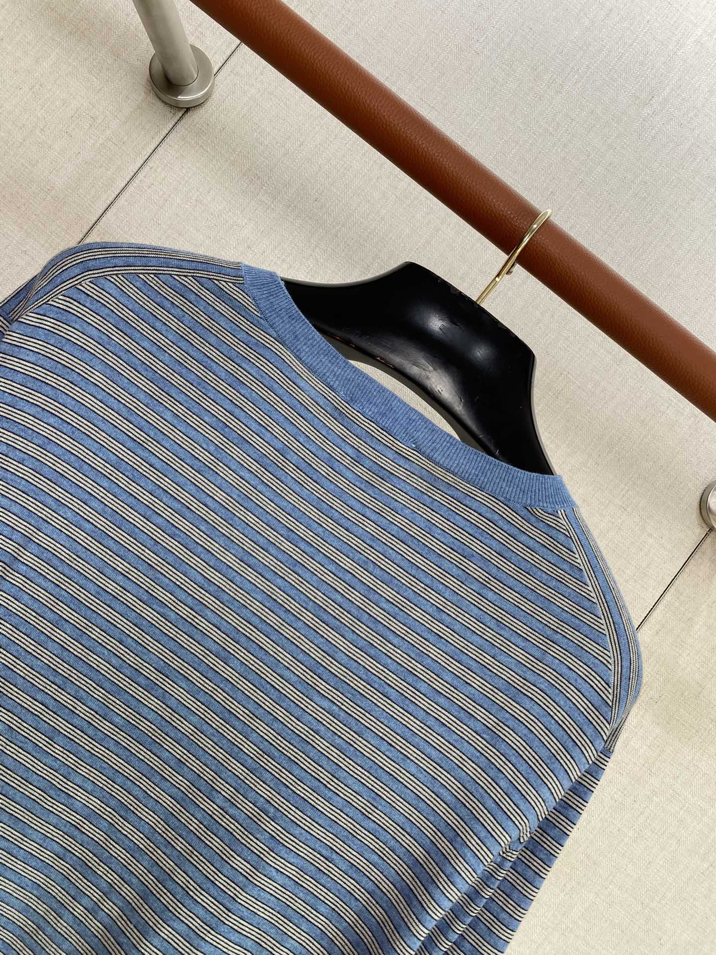 THE ROW Blaues Langarmshirt mit feinem Streifenmuster