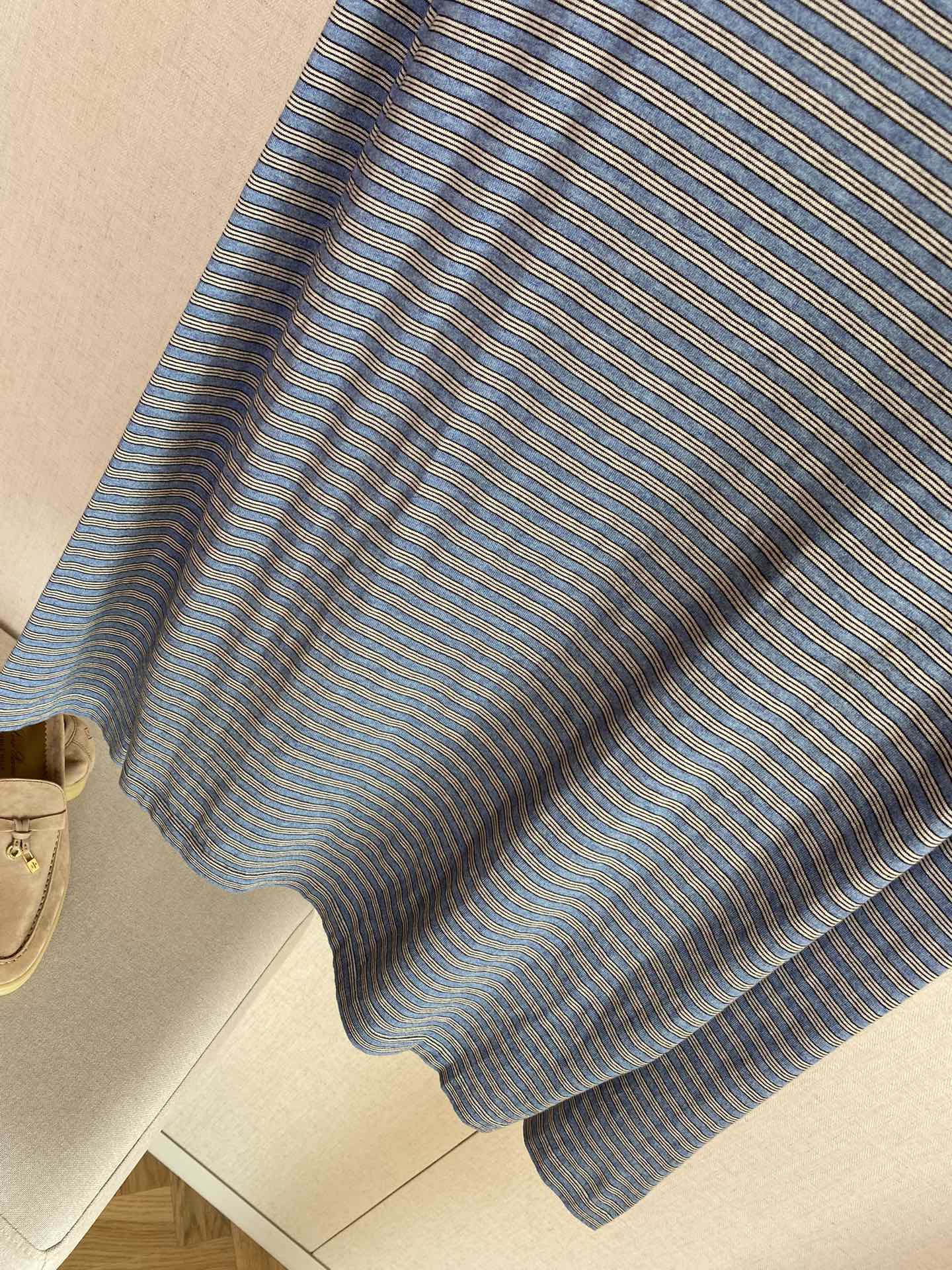 THE ROW Blaues Langarmshirt mit feinem Streifenmuster