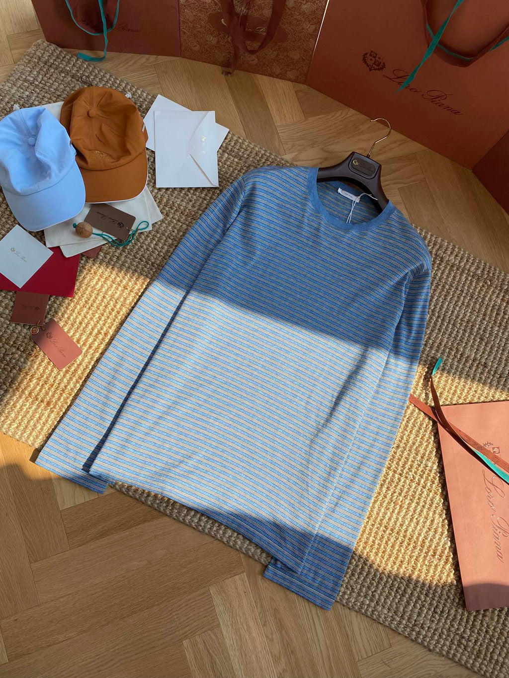 THE ROW Blaues Langarmshirt mit feinem Streifenmuster