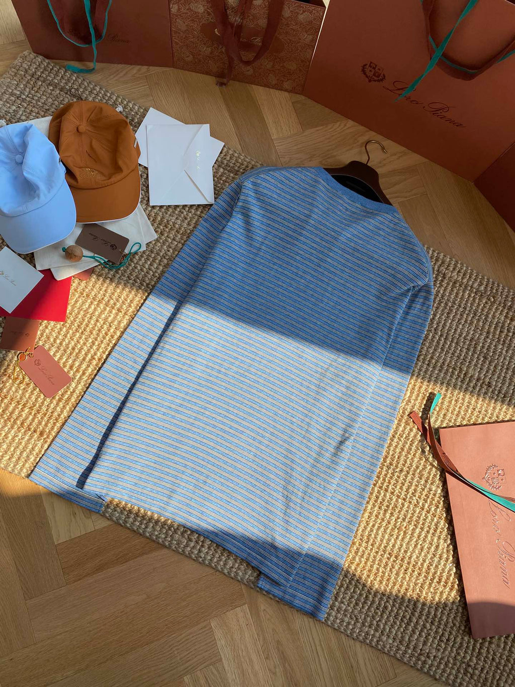 THE ROW Blaues Langarmshirt mit feinem Streifenmuster