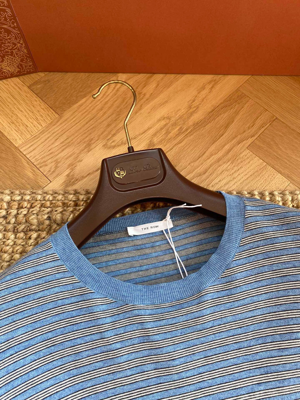 THE ROW Blaues Langarmshirt mit feinem Streifenmuster