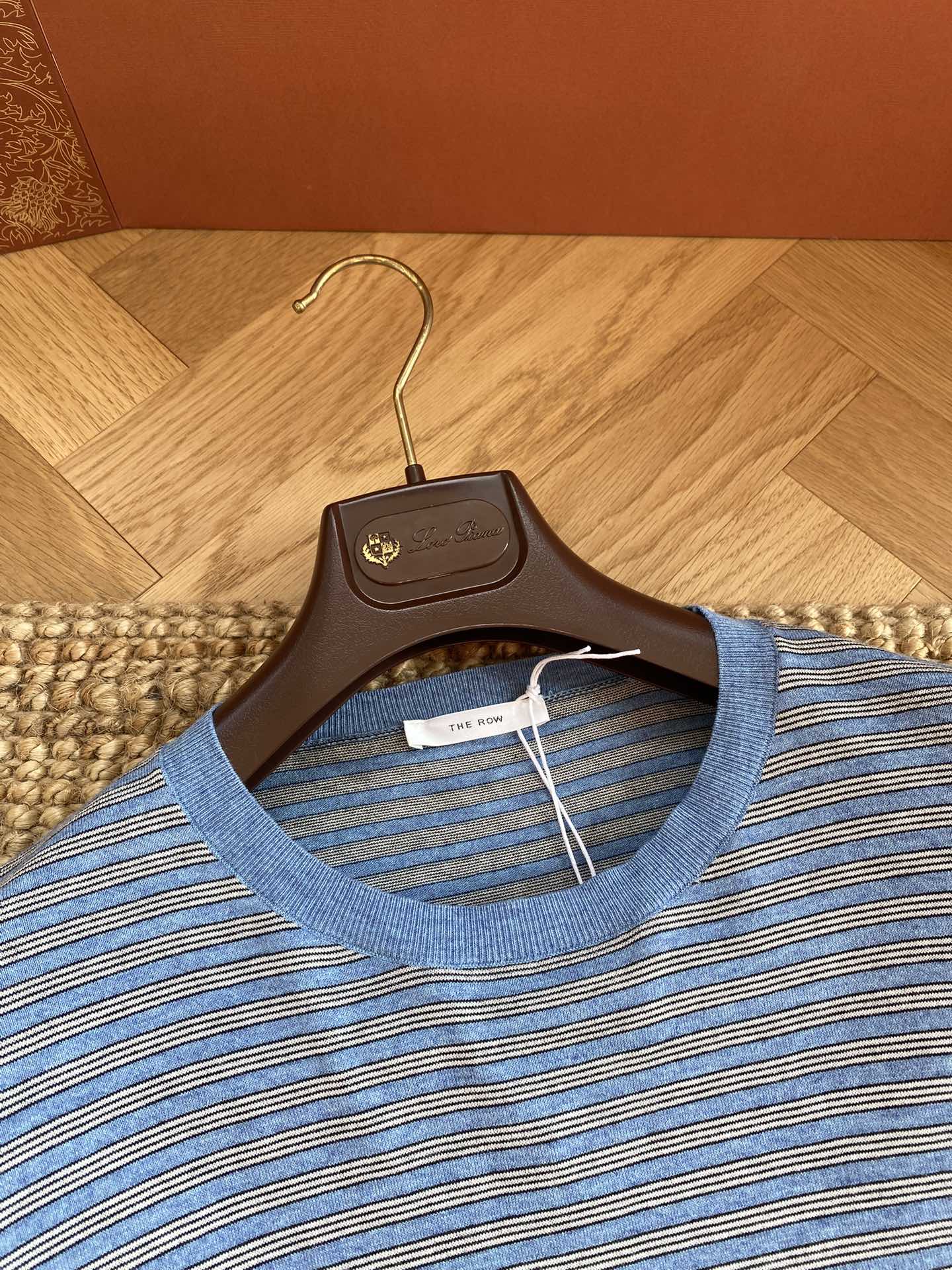 THE ROW Blaues Langarmshirt mit feinem Streifenmuster