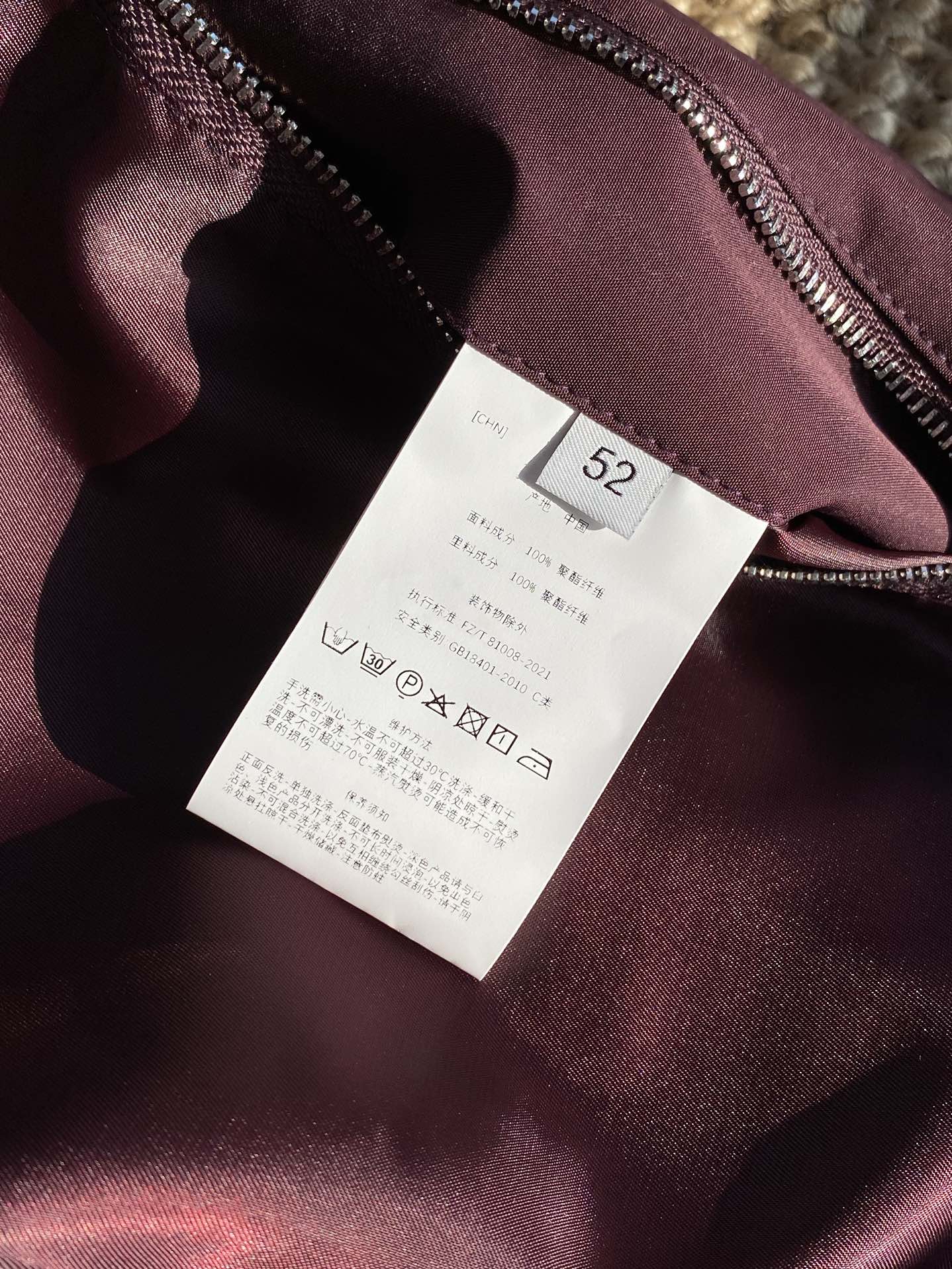 Bordeauxrote Utility-Jacke