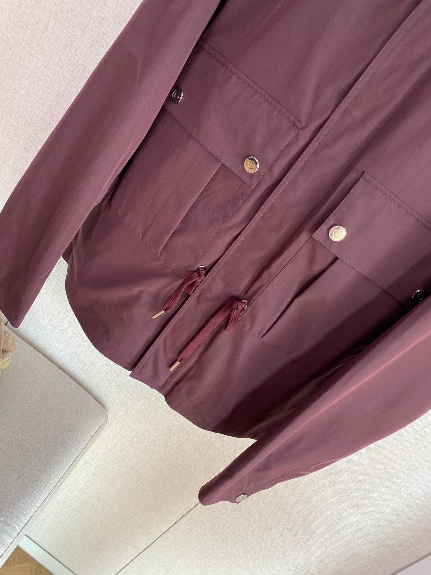 Bordeauxrote Utility-Jacke