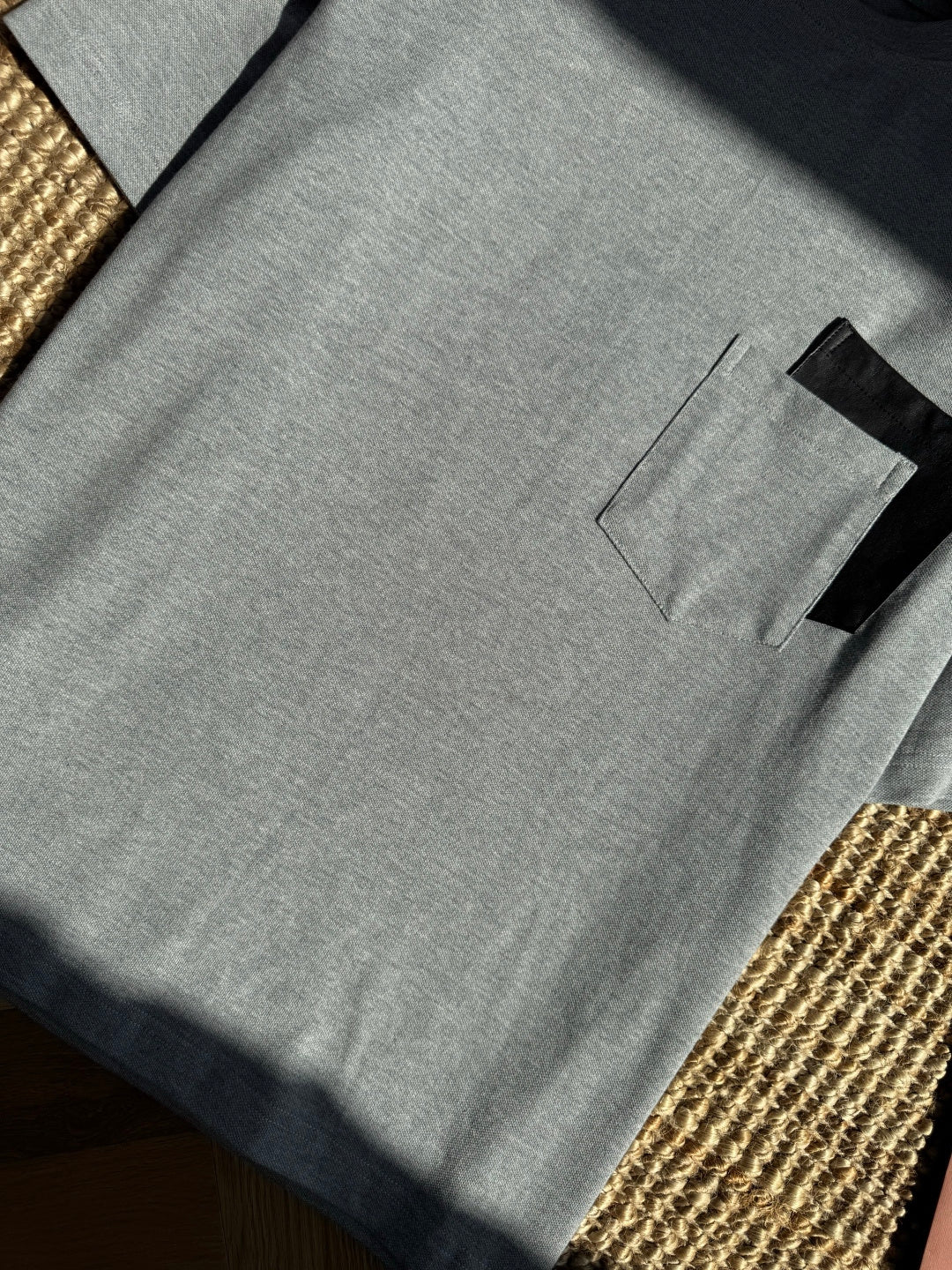 Dior Graues T-Shirt mit schwarzer Brusttasche