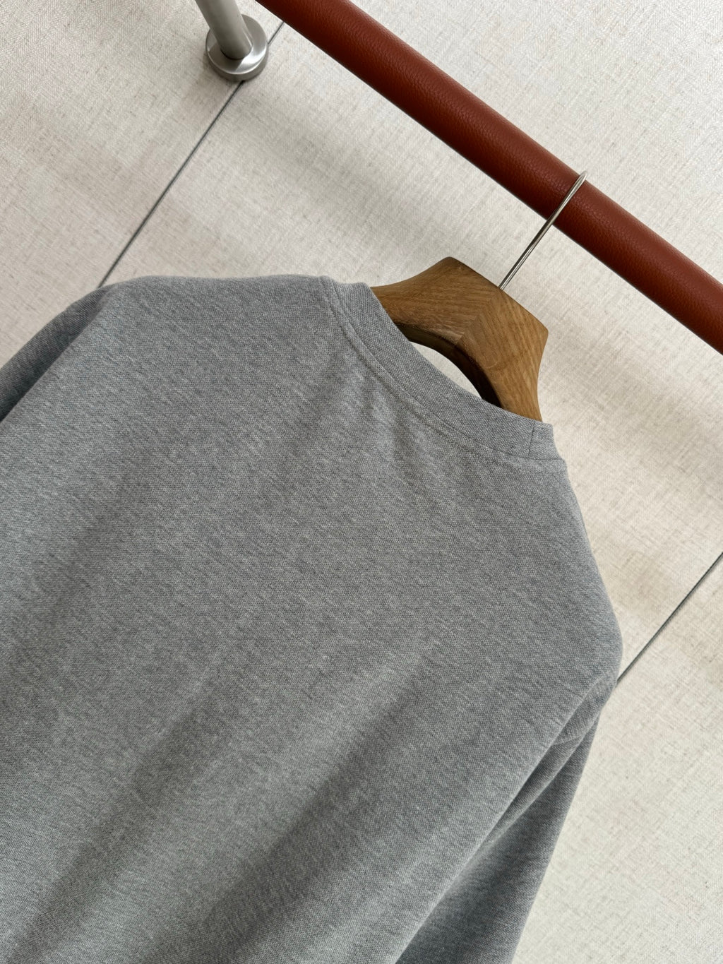 Dior Graues T-Shirt mit schwarzer Brusttasche