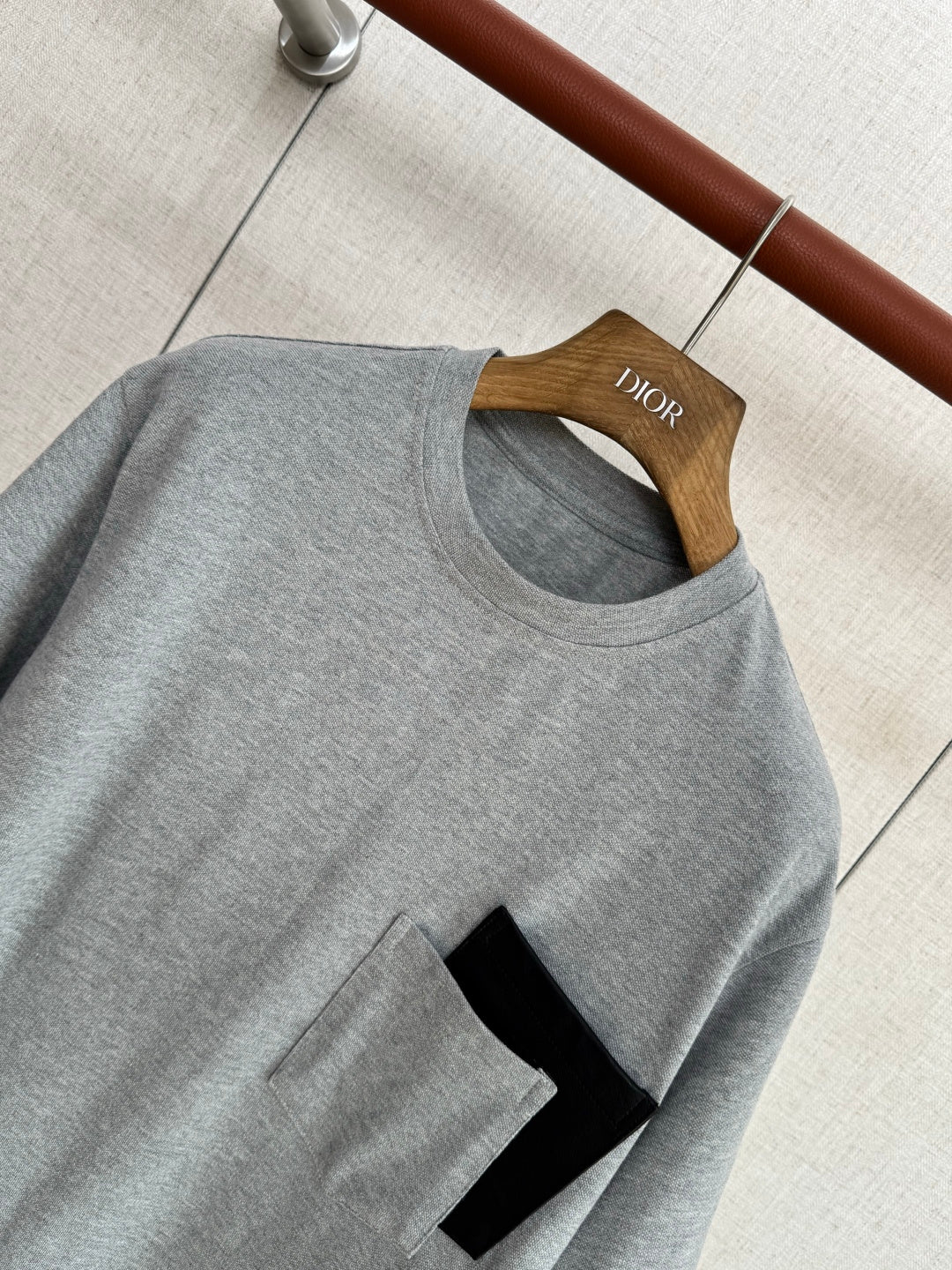Dior Graues T-Shirt mit schwarzer Brusttasche