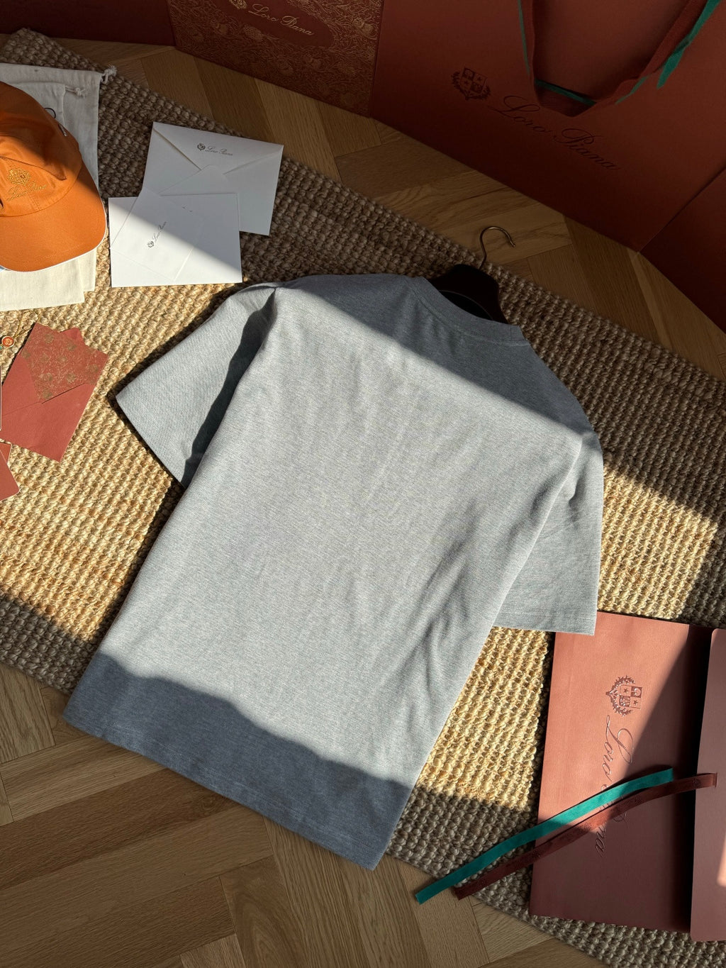 Dior Graues T-Shirt mit schwarzer Brusttasche