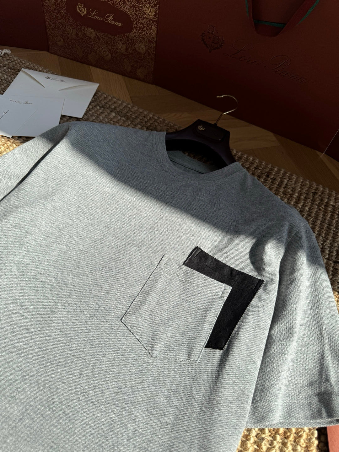 Dior Graues T-Shirt mit schwarzer Brusttasche