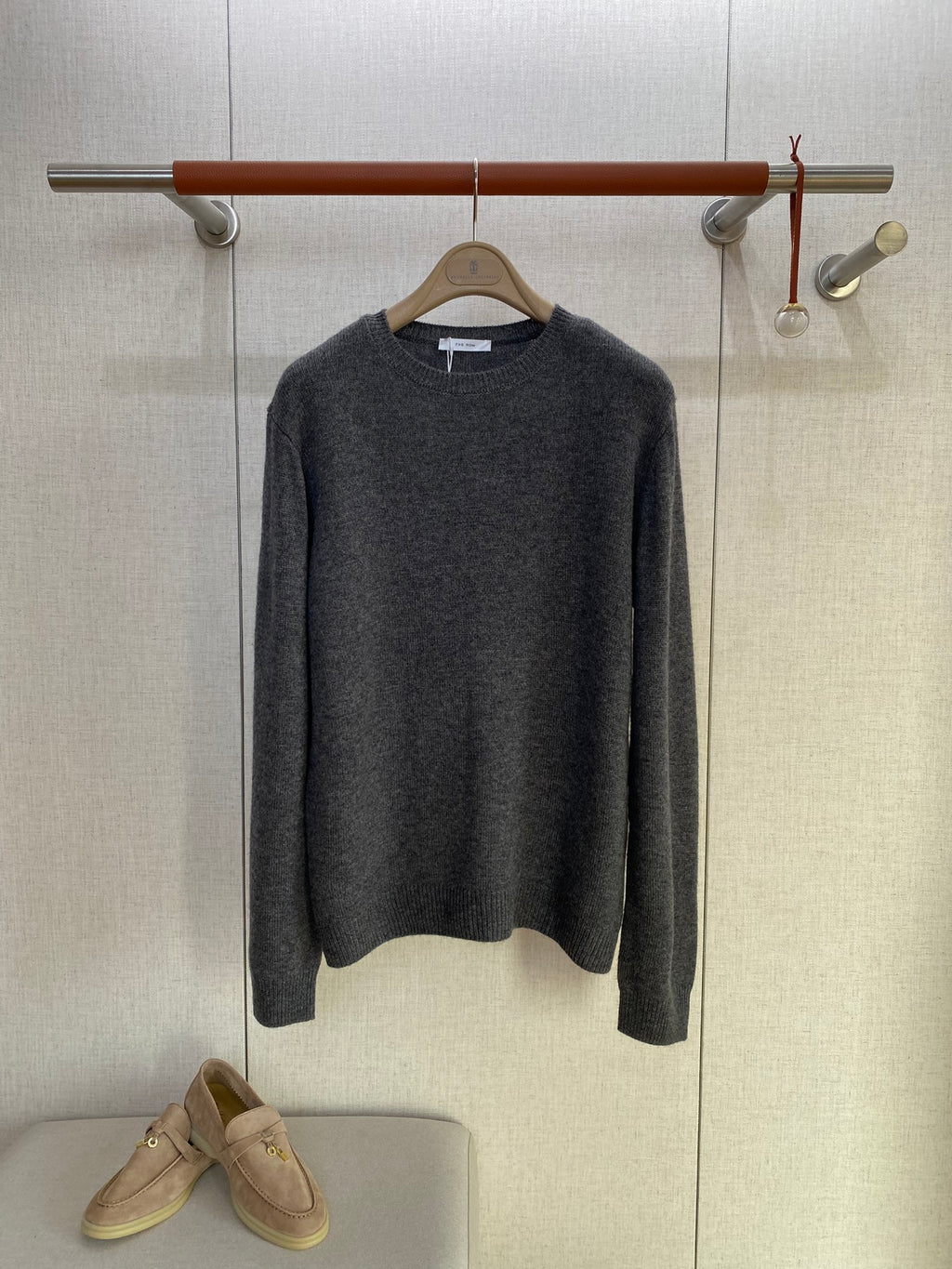 Grauer Langarmpullover mit Rundhals – THE ROW