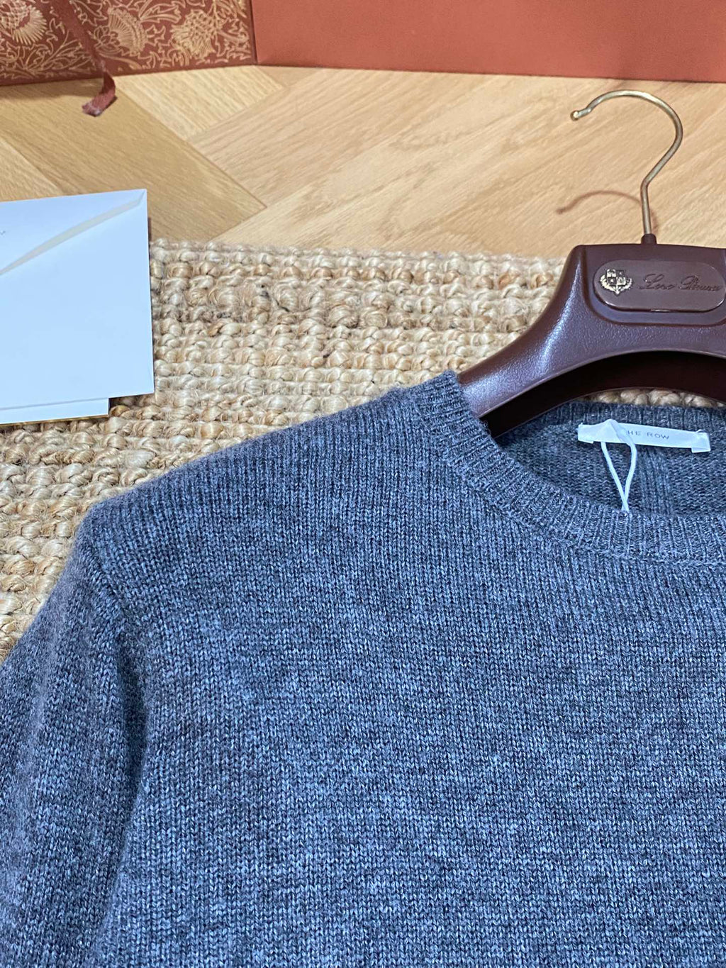 Grauer Langarmpullover mit Rundhals – THE ROW