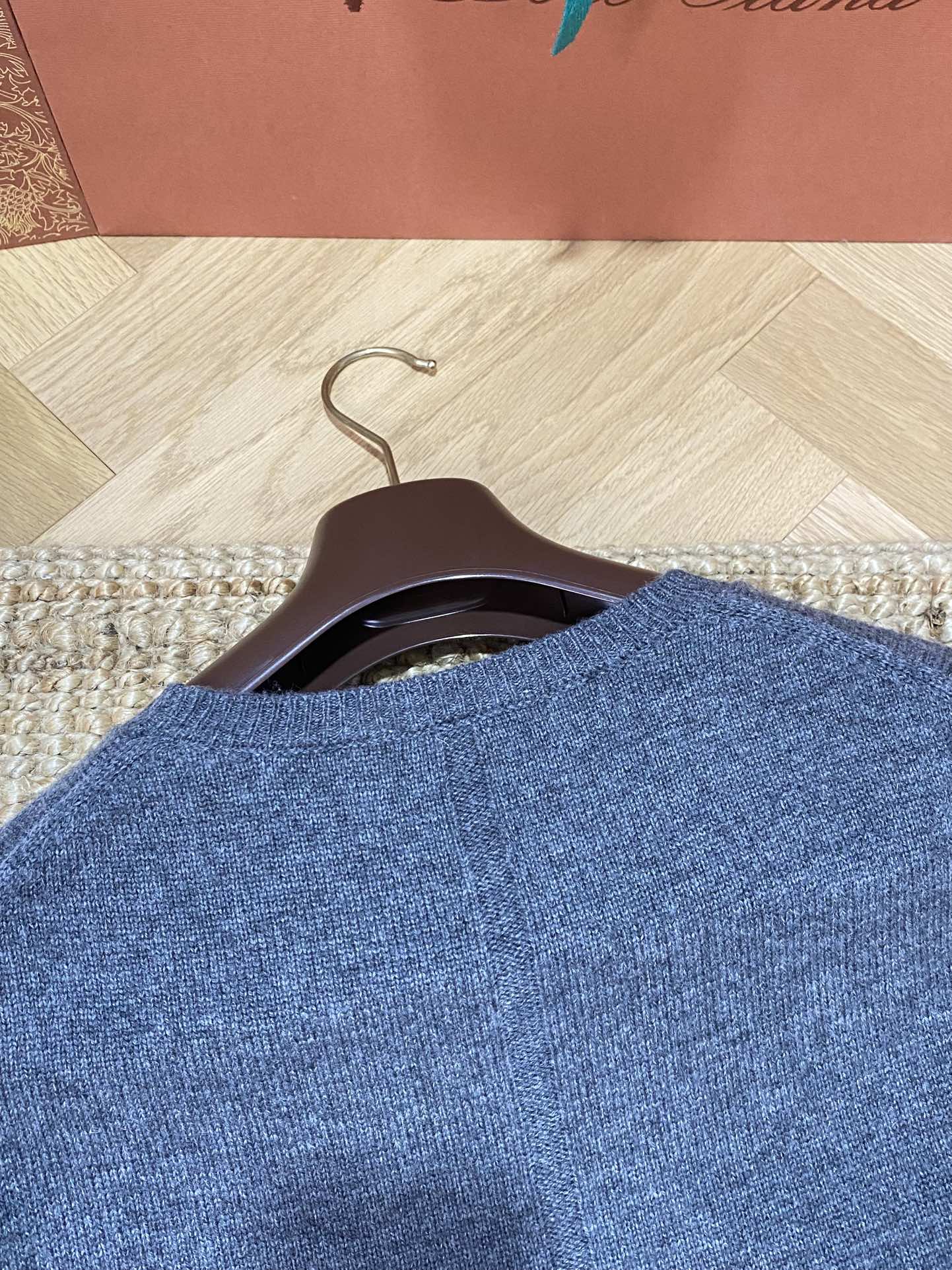 Grauer Langarmpullover mit Rundhals – THE ROW