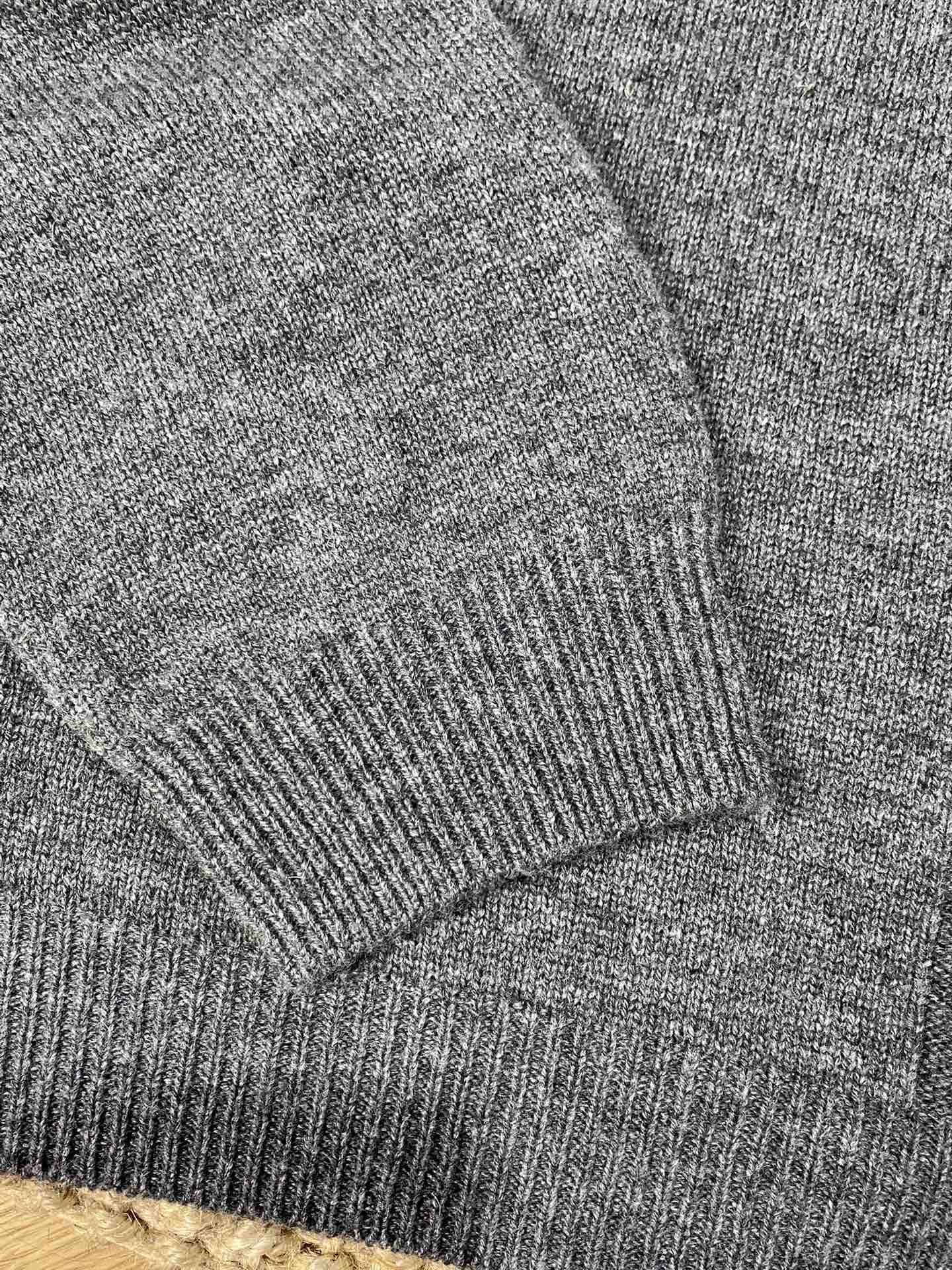 Grauer Langarmpullover mit Rundhals – THE ROW