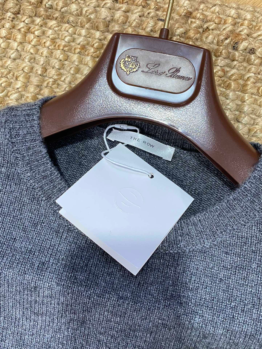 Grauer Langarmpullover mit Rundhals – THE ROW