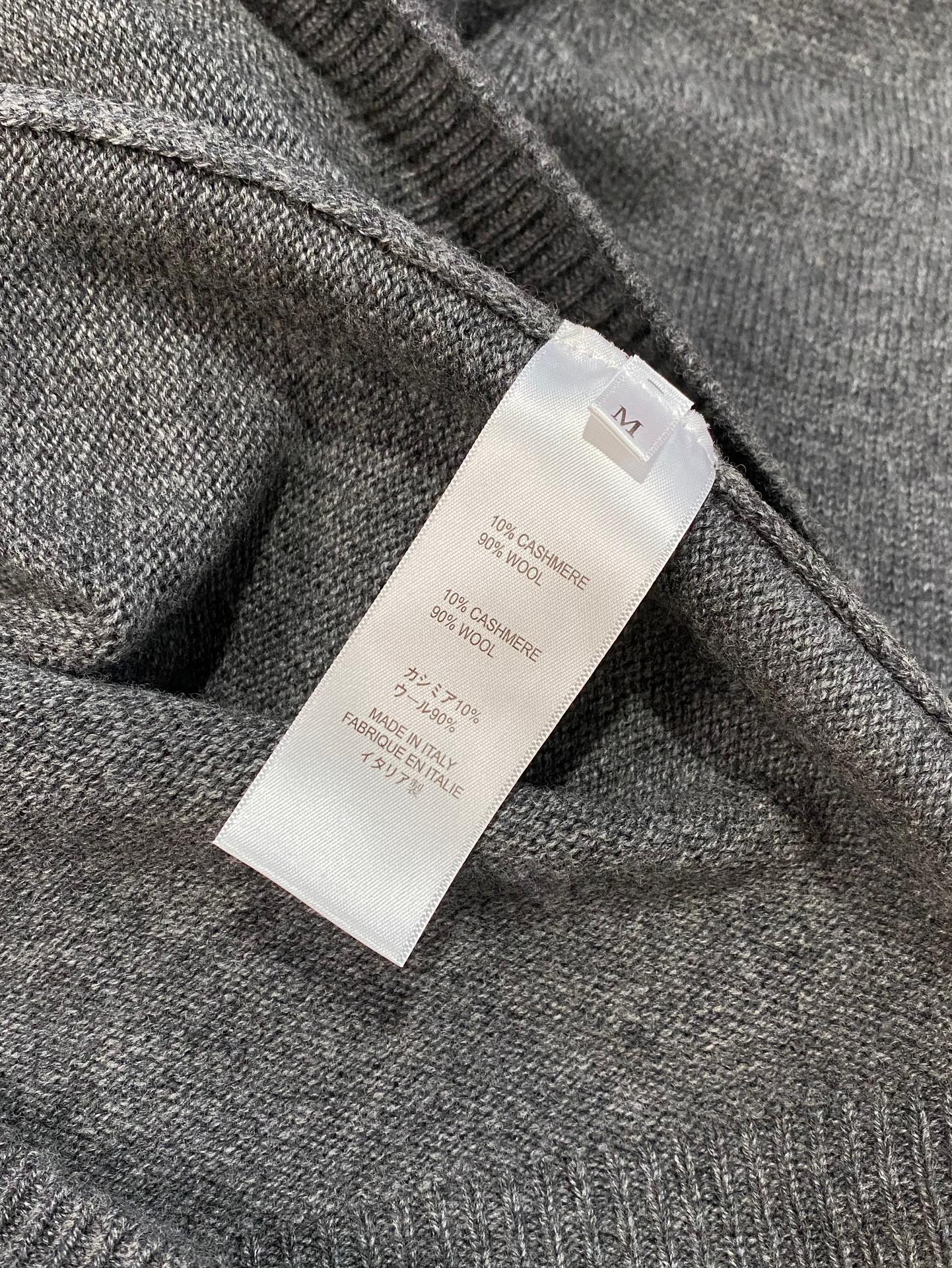 Grauer Langarmpullover mit Rundhals – THE ROW