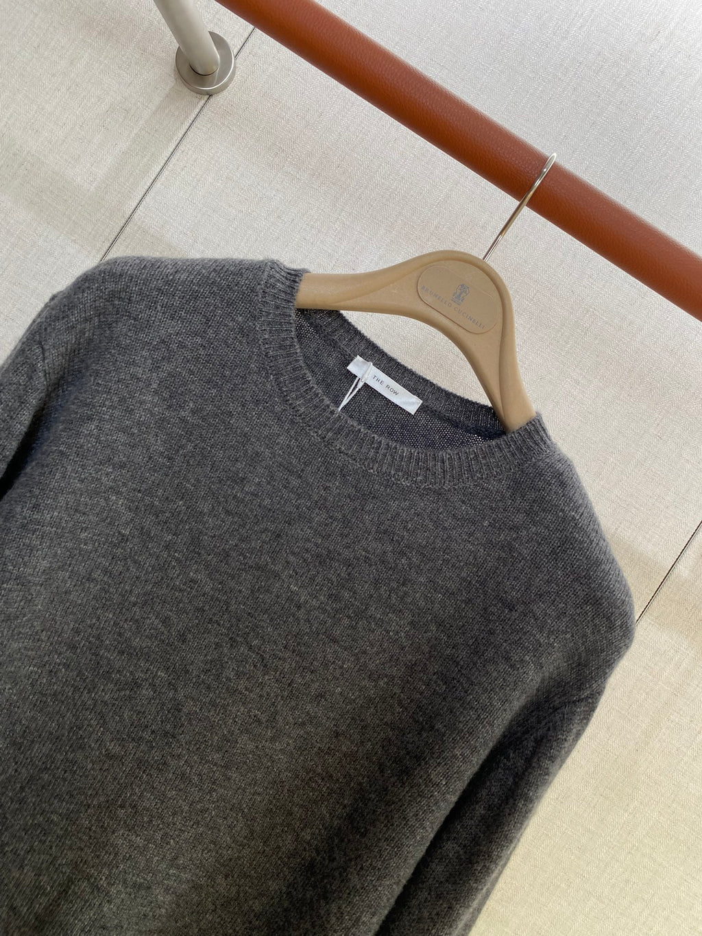 Grauer Langarmpullover mit Rundhals – THE ROW