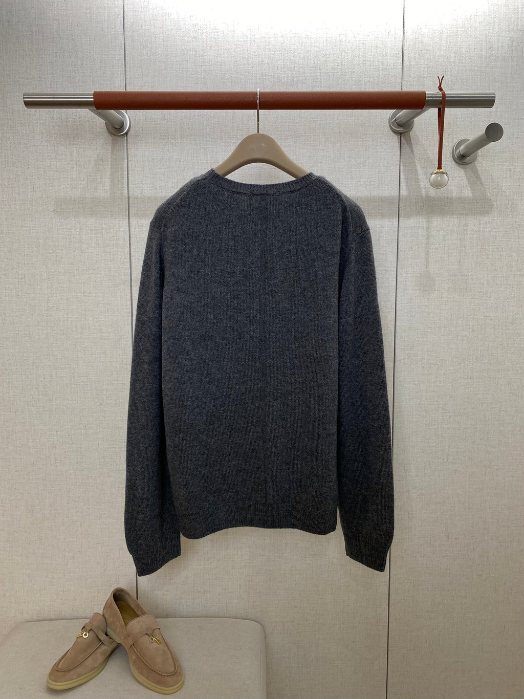 Grauer Langarmpullover mit Rundhals – THE ROW