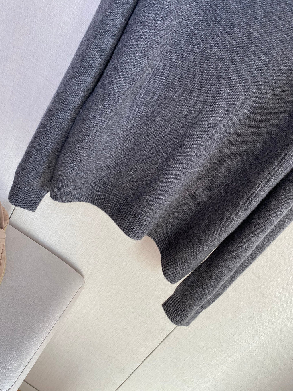 Grauer Langarmpullover mit Rundhals – THE ROW