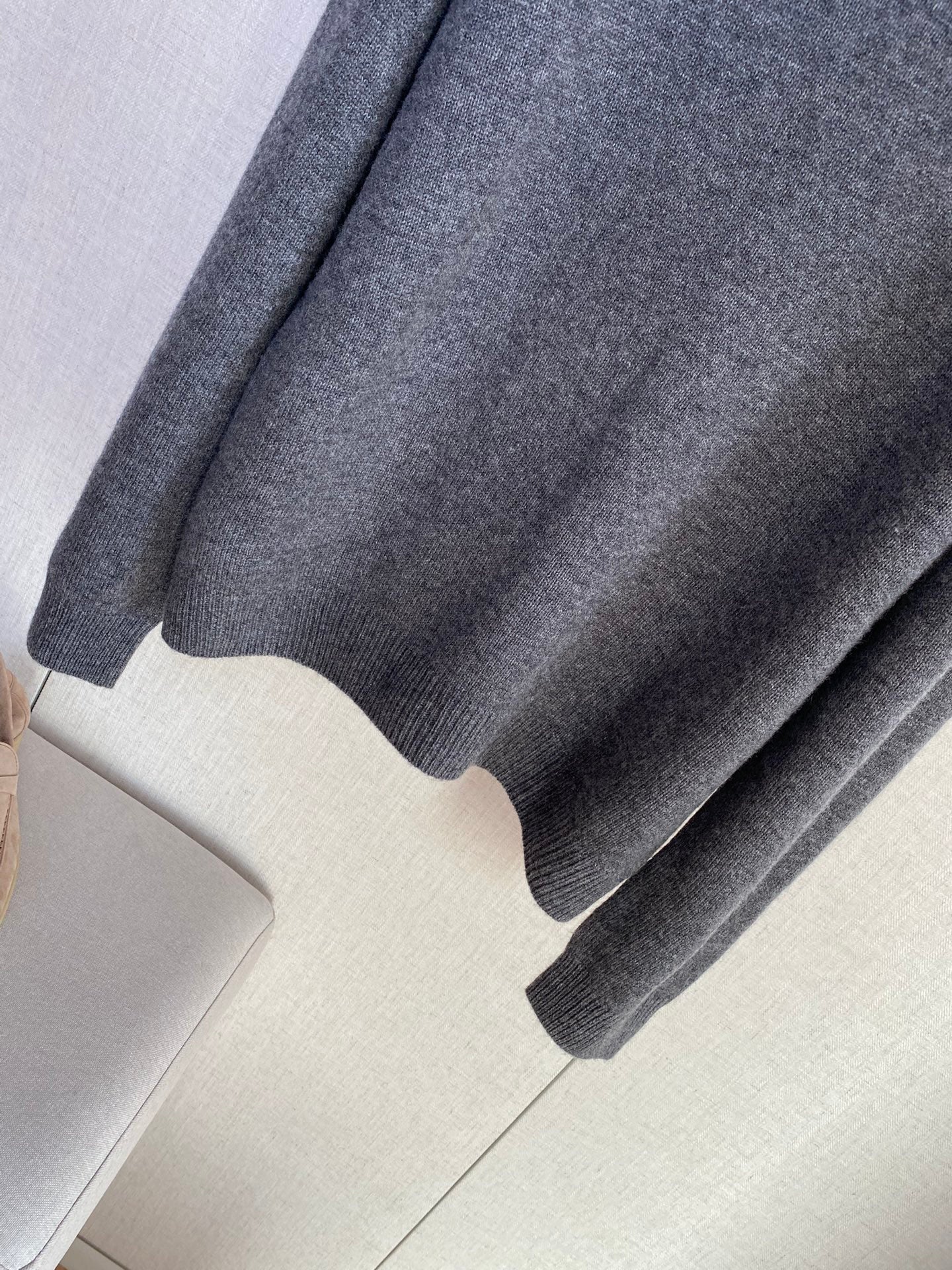 Grauer Langarmpullover mit Rundhals – THE ROW