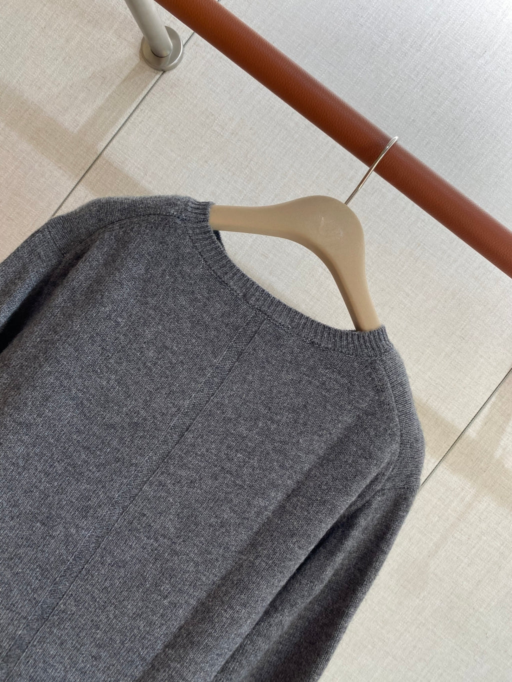 Grauer Langarmpullover mit Rundhals – THE ROW