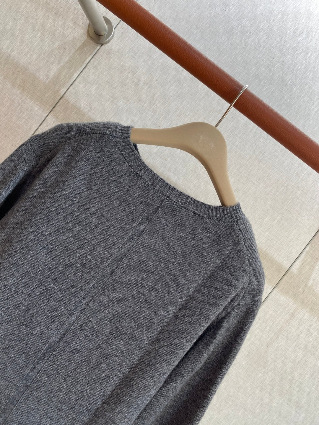 Grauer Langarmpullover mit Rundhals – THE ROW