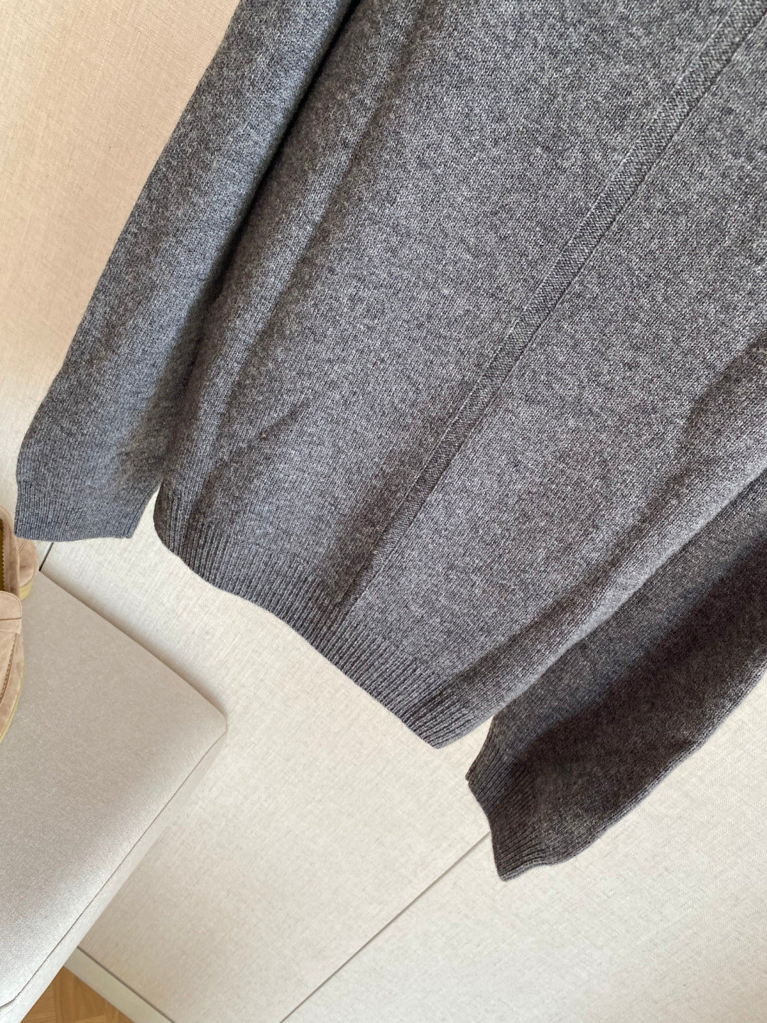 Grauer Langarmpullover mit Rundhals – THE ROW