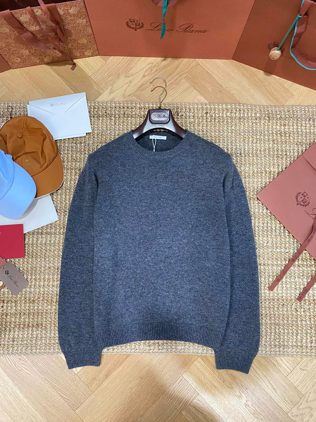 Grauer Langarmpullover mit Rundhals – THE ROW