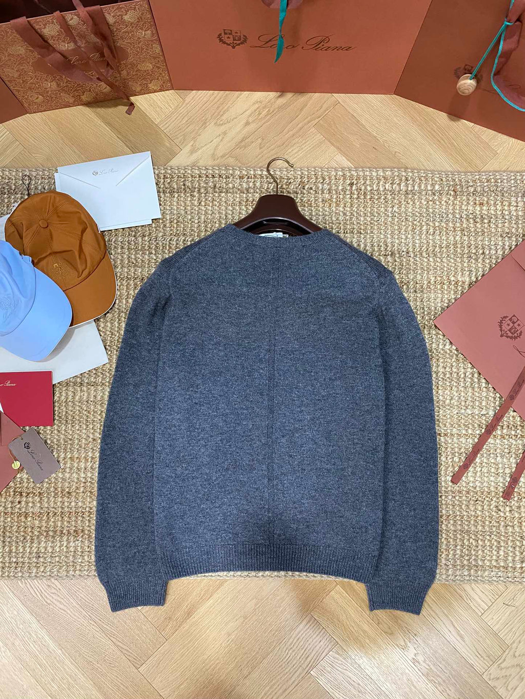 Grauer Langarmpullover mit Rundhals – THE ROW