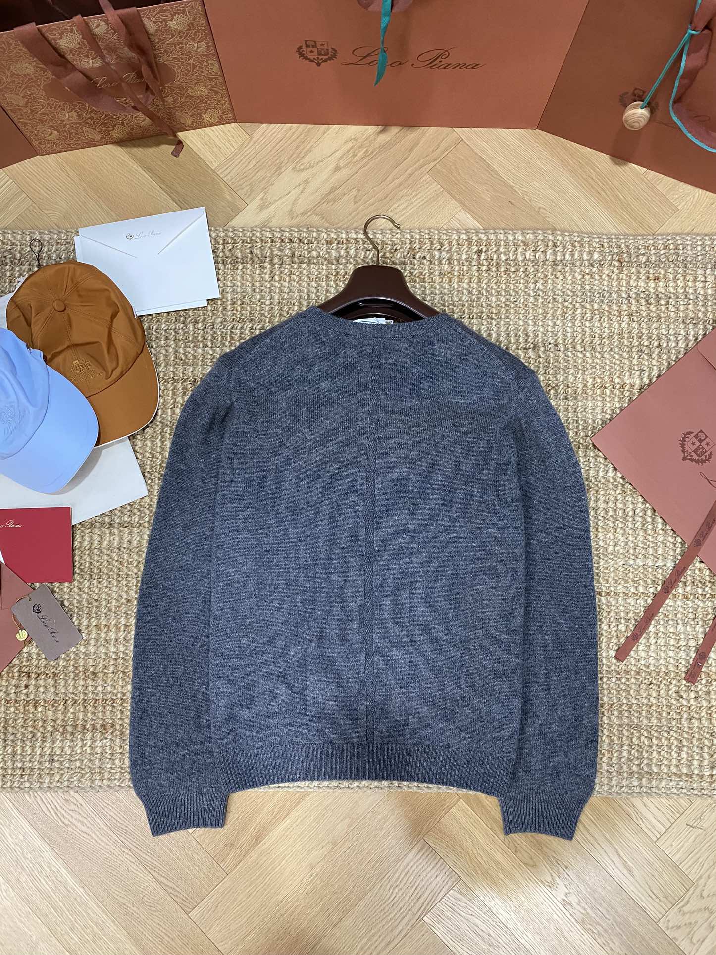 Grauer Langarmpullover mit Rundhals – THE ROW