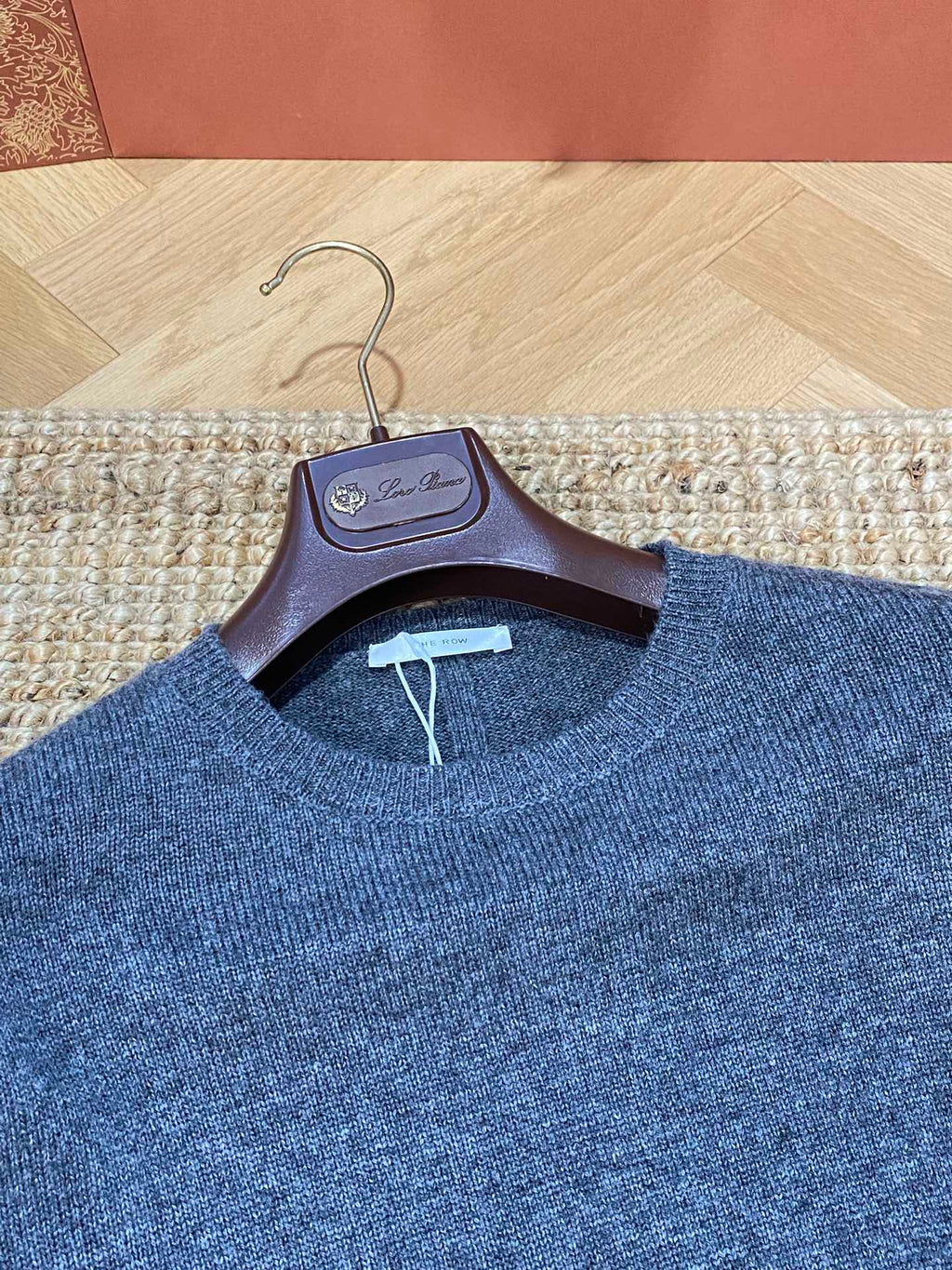 Grauer Langarmpullover mit Rundhals – THE ROW