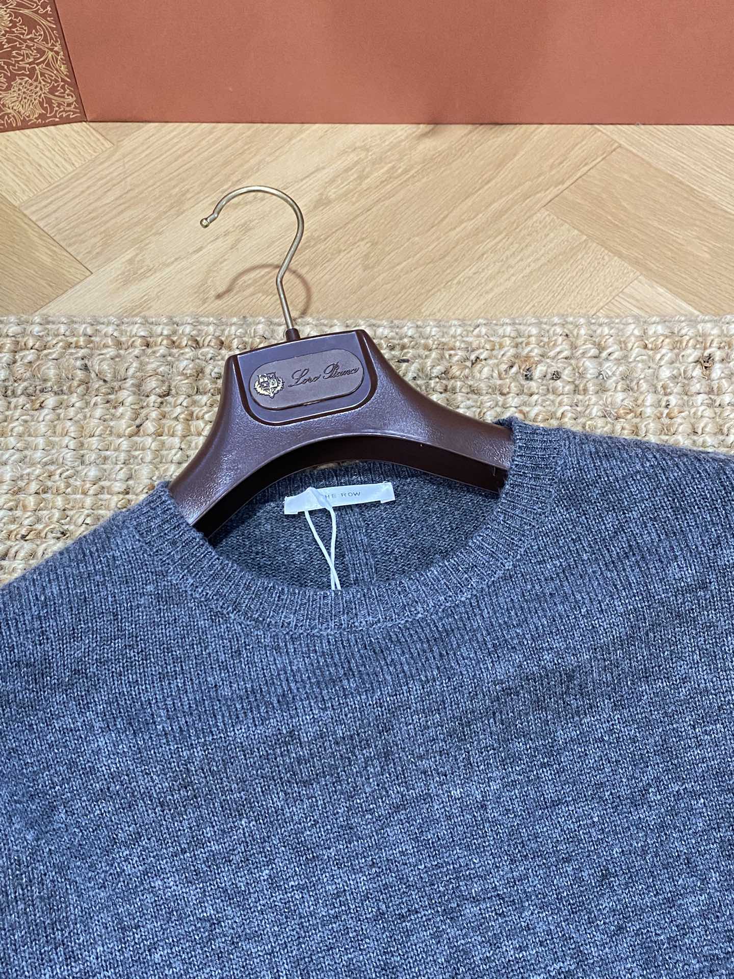 Grauer Langarmpullover mit Rundhals – THE ROW